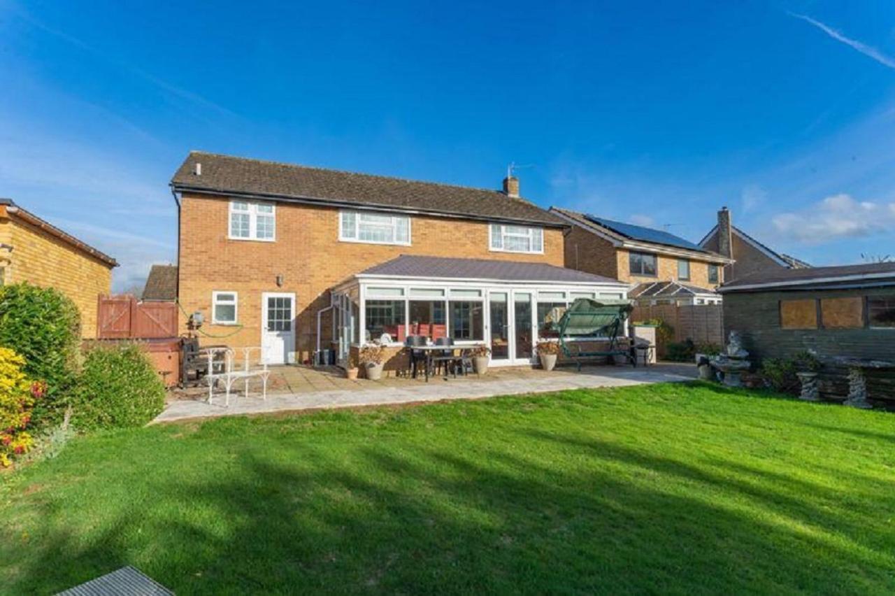 Kennedy Villa - 5 Bedroom House With Hot Tub, Wifi, Free Parkings, Close To Bicester Village エクステリア 写真