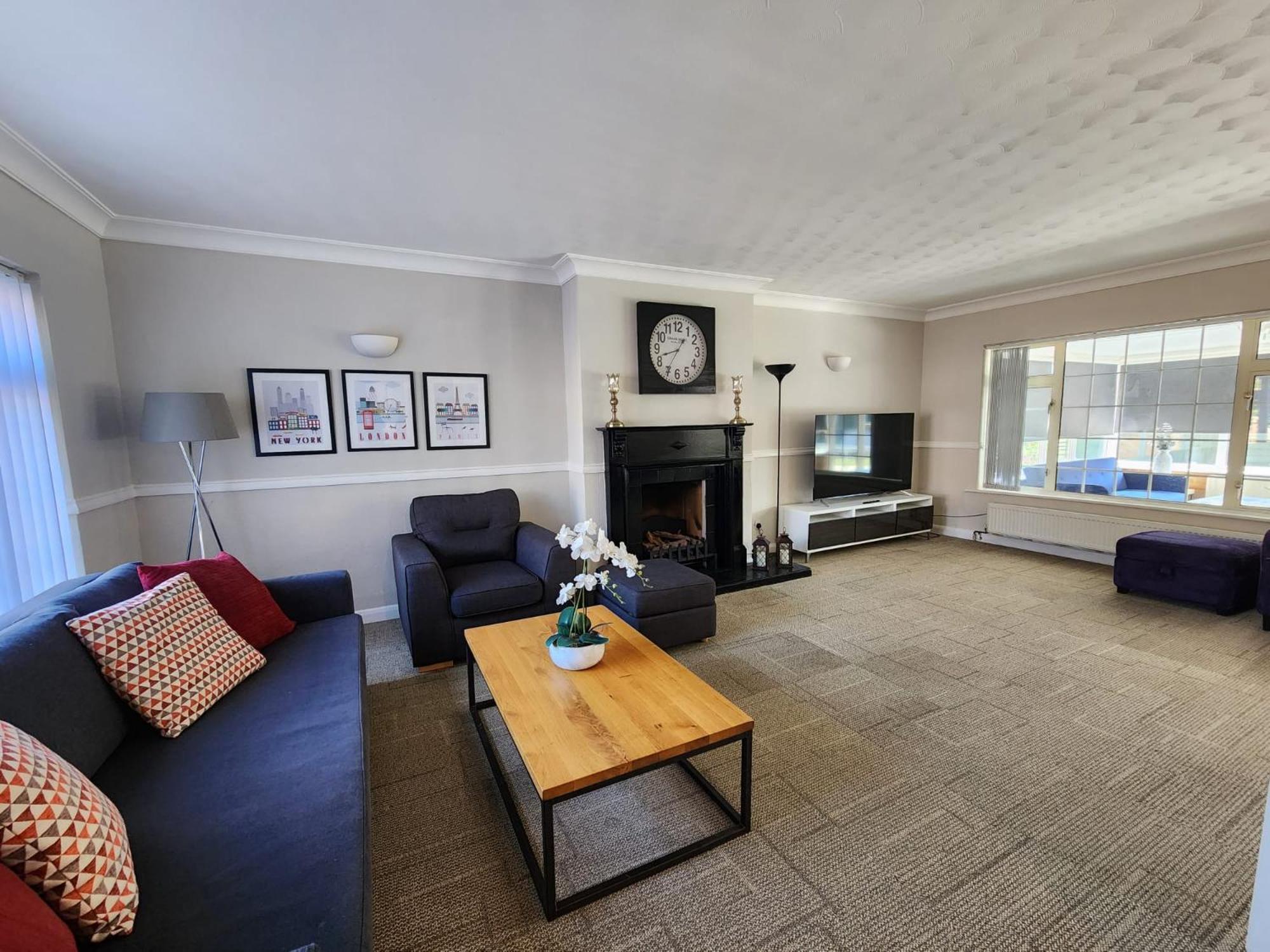 Kennedy Villa - 5 Bedroom House With Hot Tub, Wifi, Free Parkings, Close To Bicester Village エクステリア 写真