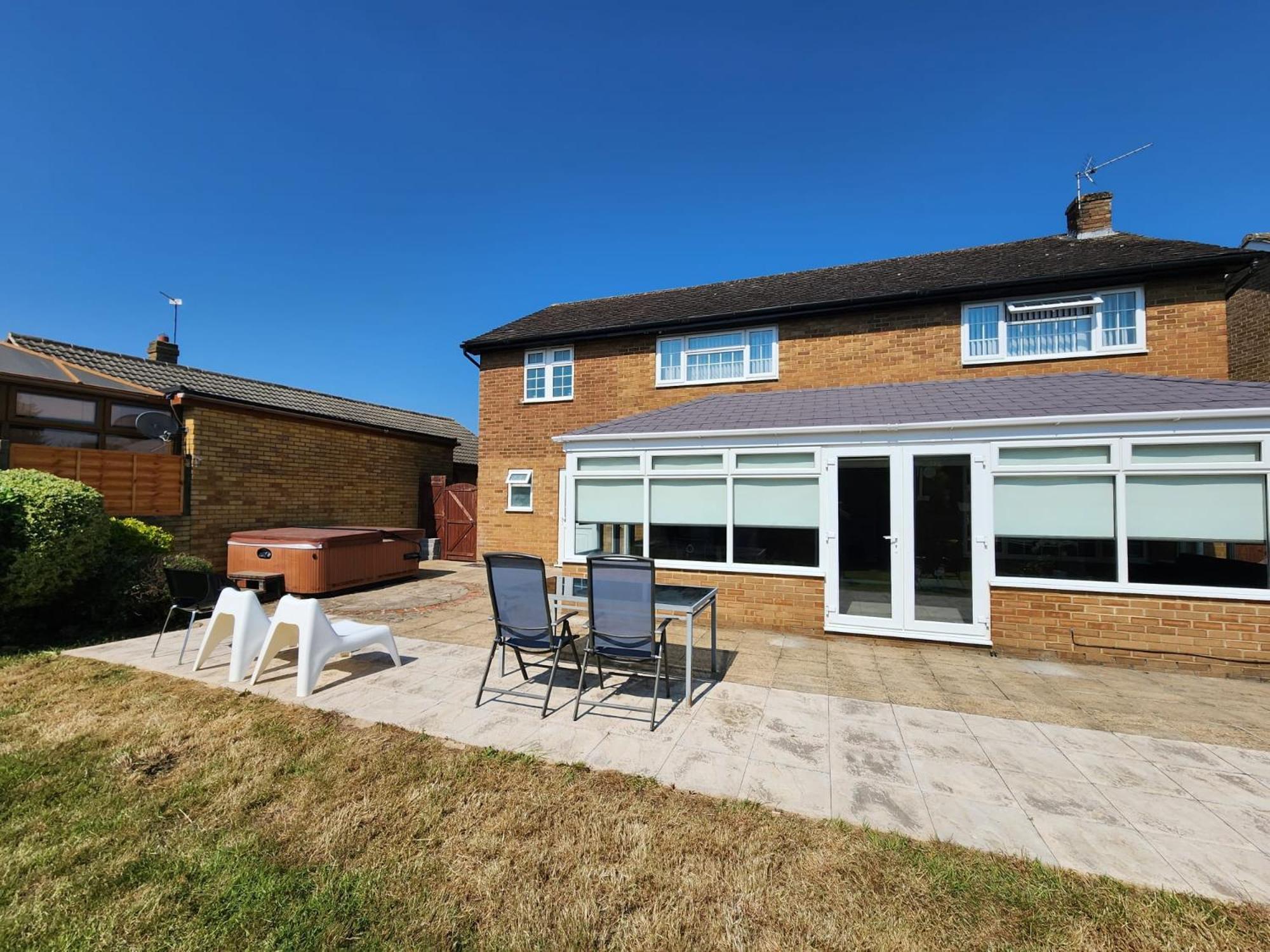 Kennedy Villa - 5 Bedroom House With Hot Tub, Wifi, Free Parkings, Close To Bicester Village エクステリア 写真