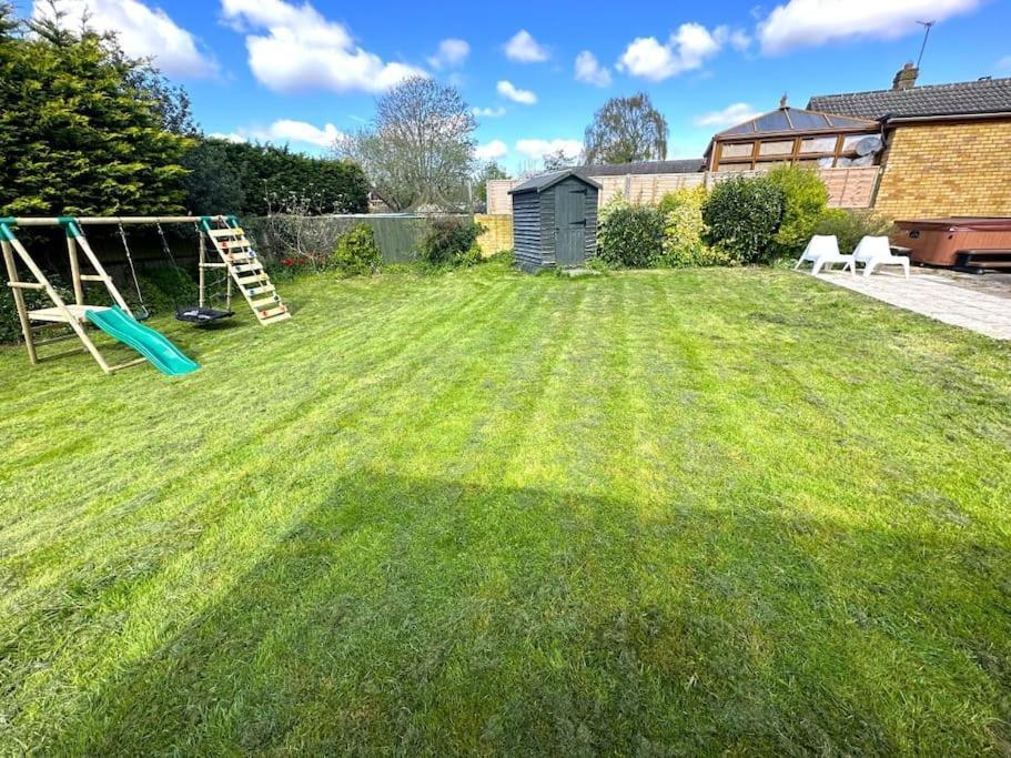 Kennedy Villa - 5 Bedroom House With Hot Tub, Wifi, Free Parkings, Close To Bicester Village エクステリア 写真