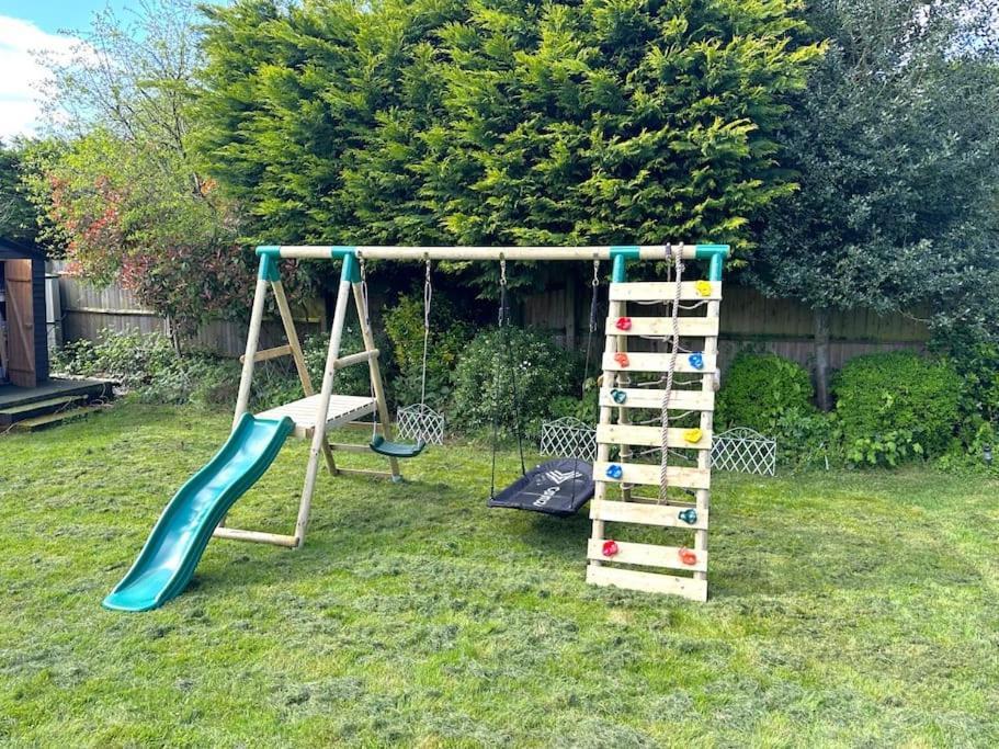 Kennedy Villa - 5 Bedroom House With Hot Tub, Wifi, Free Parkings, Close To Bicester Village エクステリア 写真