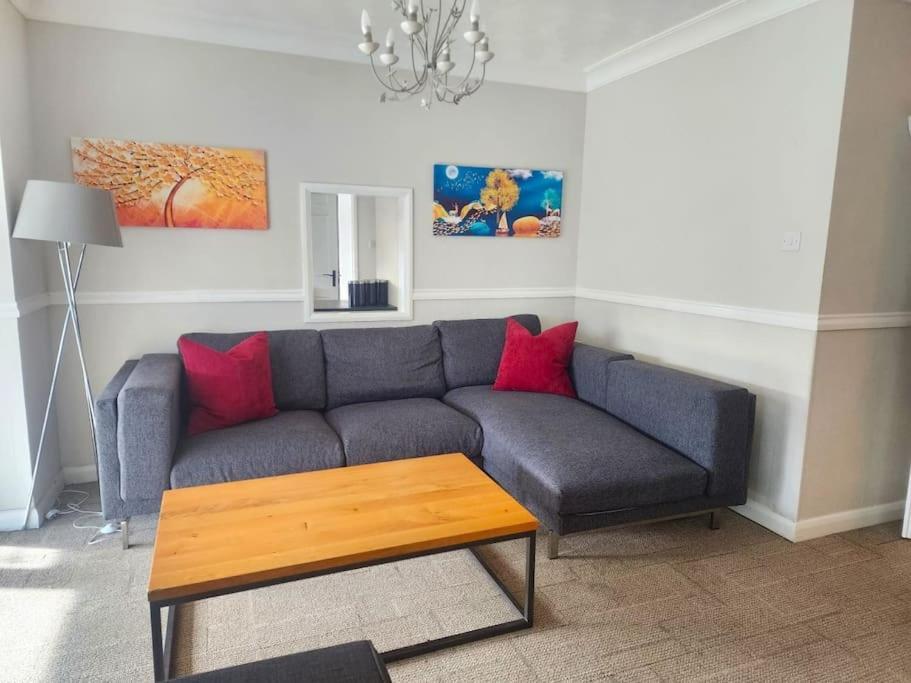 Kennedy Villa - 5 Bedroom House With Hot Tub, Wifi, Free Parkings, Close To Bicester Village エクステリア 写真