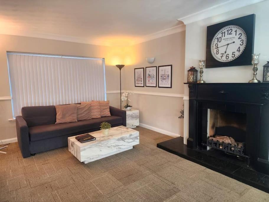 Kennedy Villa - 5 Bedroom House With Hot Tub, Wifi, Free Parkings, Close To Bicester Village エクステリア 写真